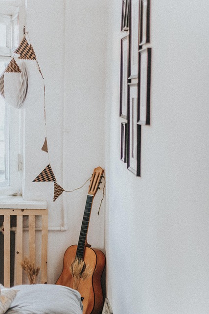 Akustikgitarre in heller Ecke im Boho-Stil, Symbol für handgemachte Musik von Florentina, Sängerin und Gitarristin aus Graz